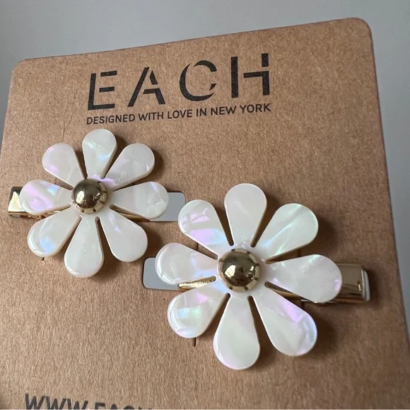 Each Daisy Hair Barrettes Floral Accessory - Picture 3 of 5